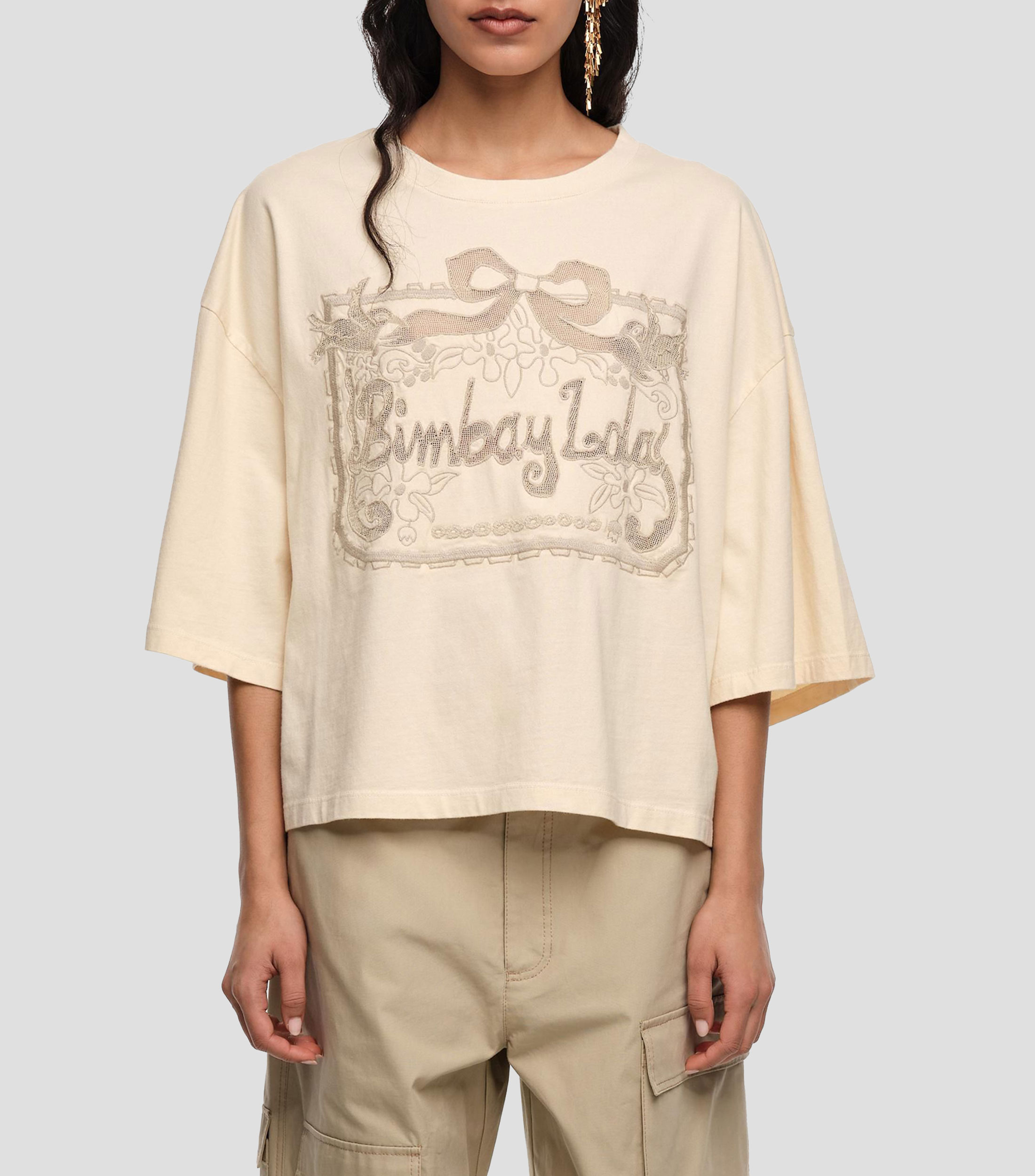Playera maxilogo bordado inglés vainilla Mujer
